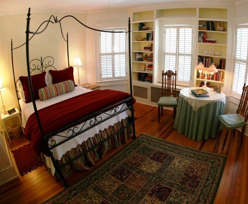 The Yellow House On Plott Creek Waynesville Room photo